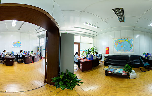 Área de oficinas en Zhejiang Geely Decorating Materials, que presenta un espacio de trabajo profesional y colaborativo